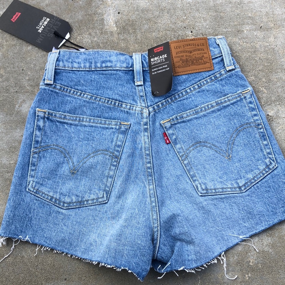 NWT Levi’s Premium Ribcage Ripped Jean Shorts 25 - Picture 6 of 6
